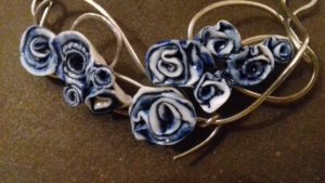 collier chaîne roses bleuess